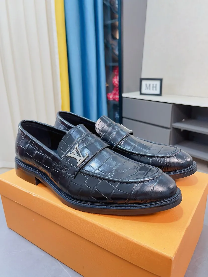 Men's shoes💰438🌹🌹【Louis Vuitton] LV official website synchronizes casual formal leather shoes, imported Italian first-layer calfskin, the leather feels natural and comfortable, and the flowing shoe body design embodies an extraordinary superior wearing experience. Smooth and tight hand-stitched seams achieve extraordinary noble taste. The lining is made of cowhide, which is high-end, comfortable and breathable, telling the man's high-spirited heart. Number of items in stock: 38-44 45 can be customized.